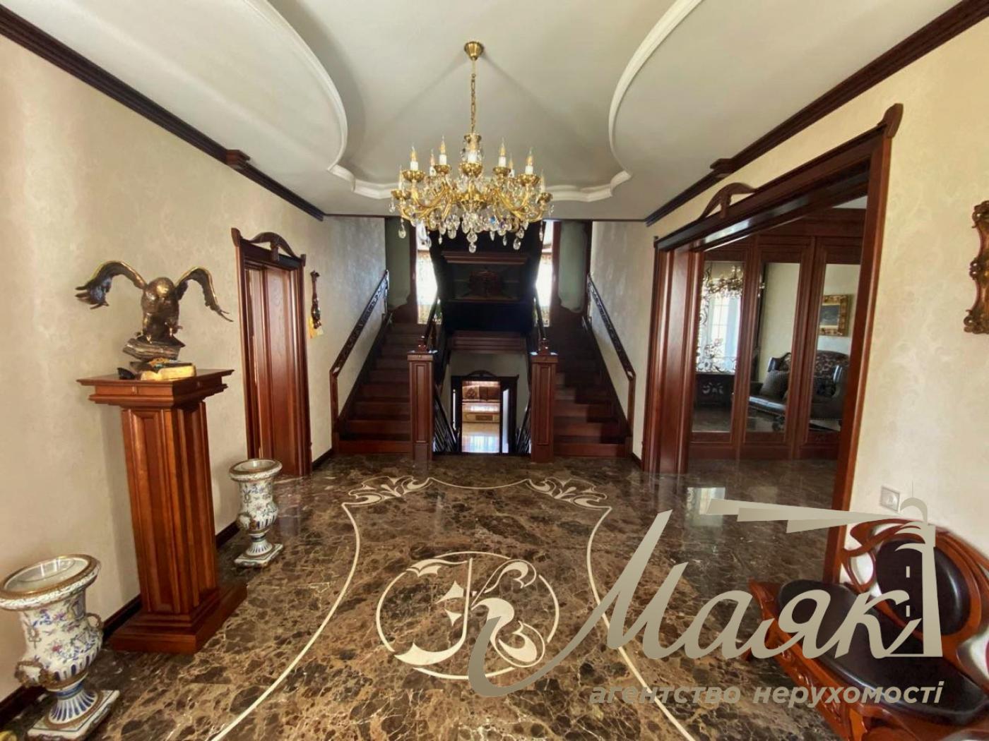 Rent of a 4-storey house 800m2, Ivankovichi.