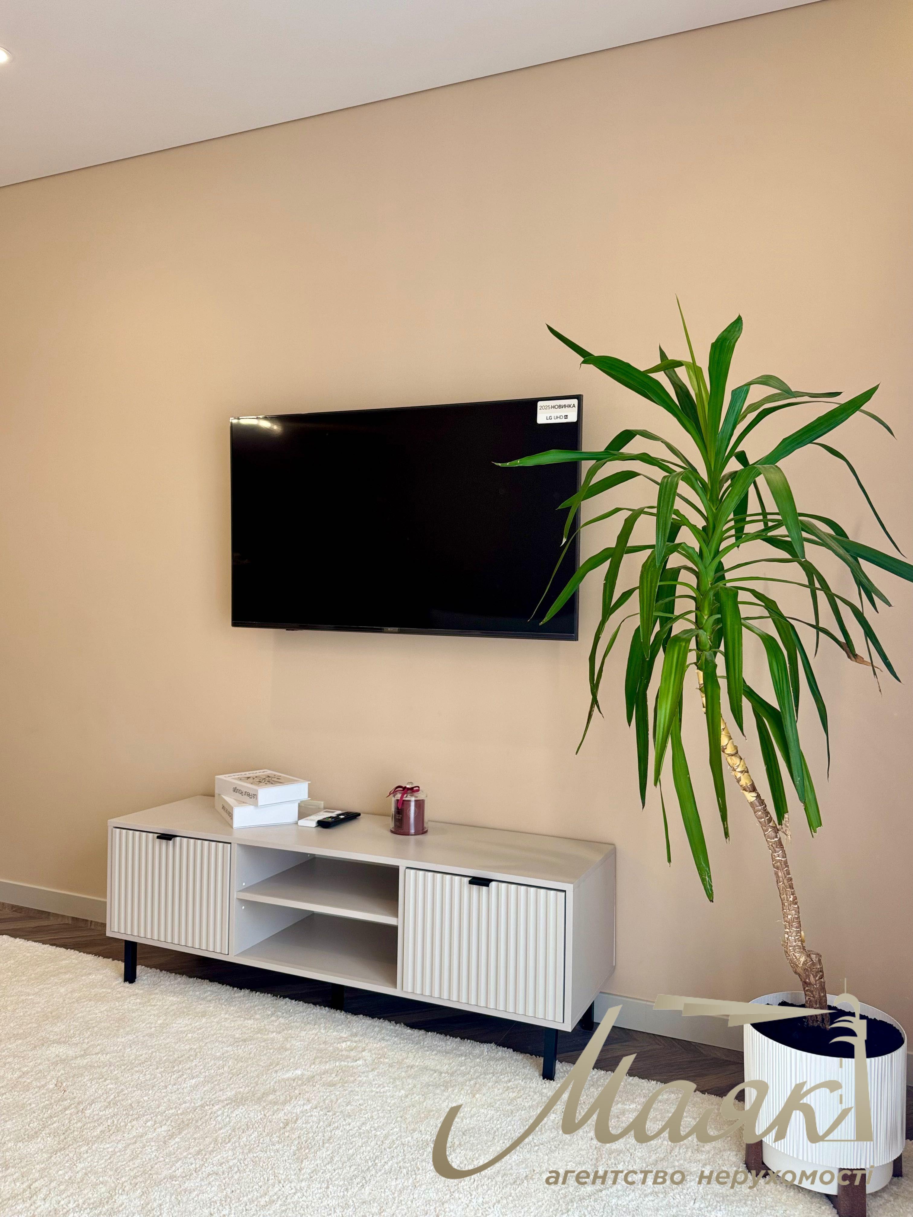 Modern 3-room apartment with designer renovations for sale in the “New England” residential complex, Holosiivskyi District