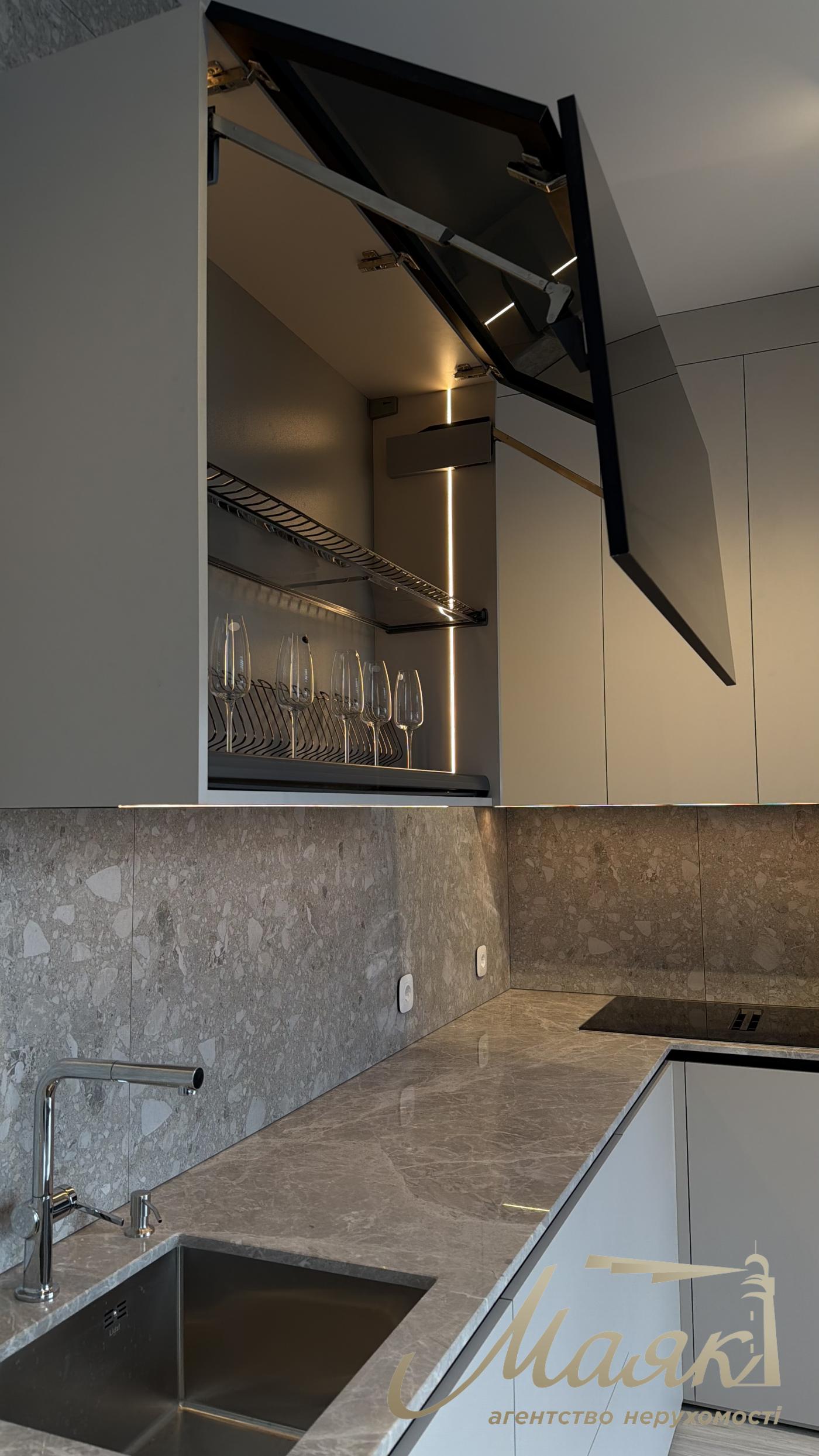 For sale 3-room apartment Residential Complex Novopecherskie Lipki, Dragomirova str.