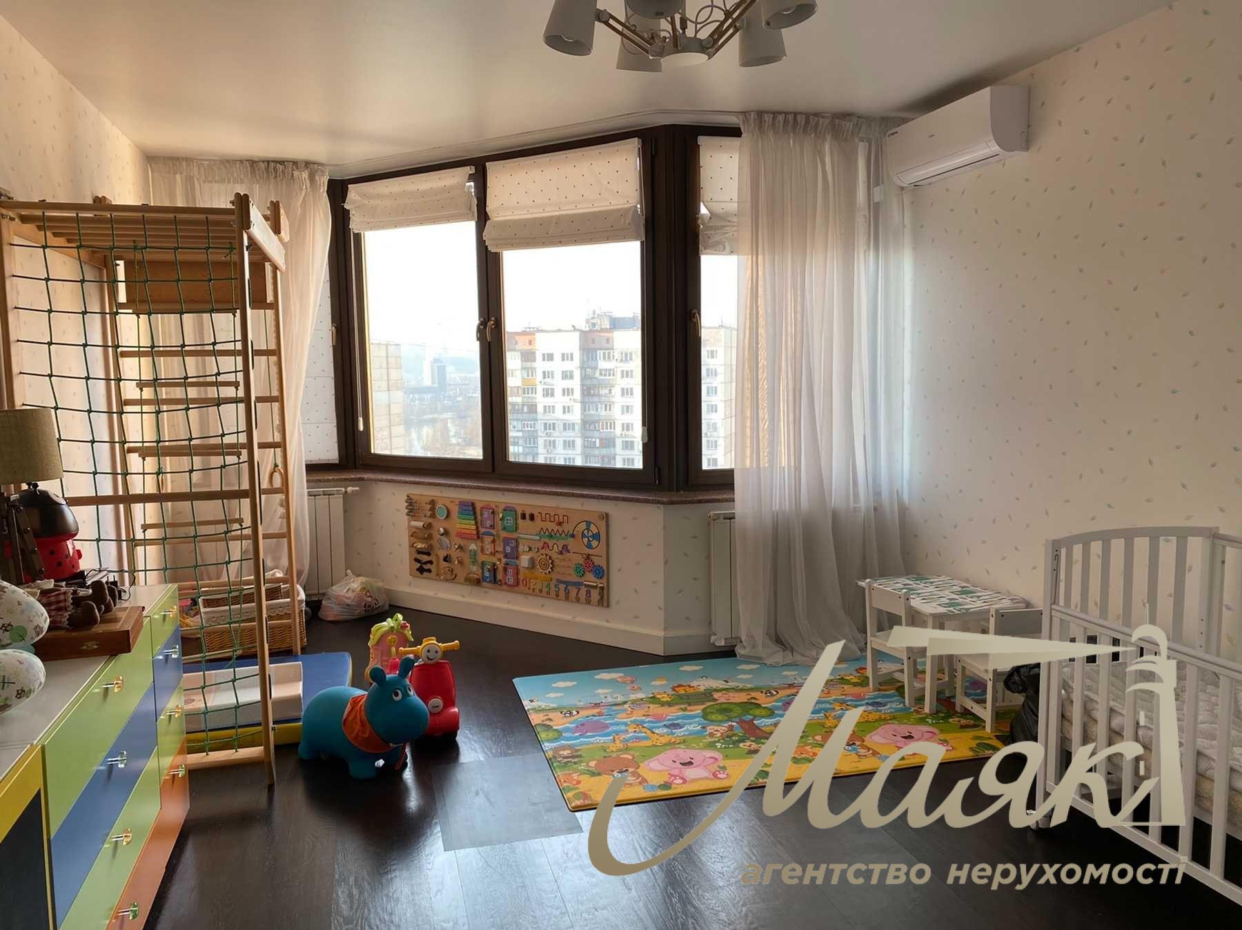 Sale three-level panoramic penthouse 327m2 in Obolonskyi Lipki, Ivasiuk Avenue, Obolon