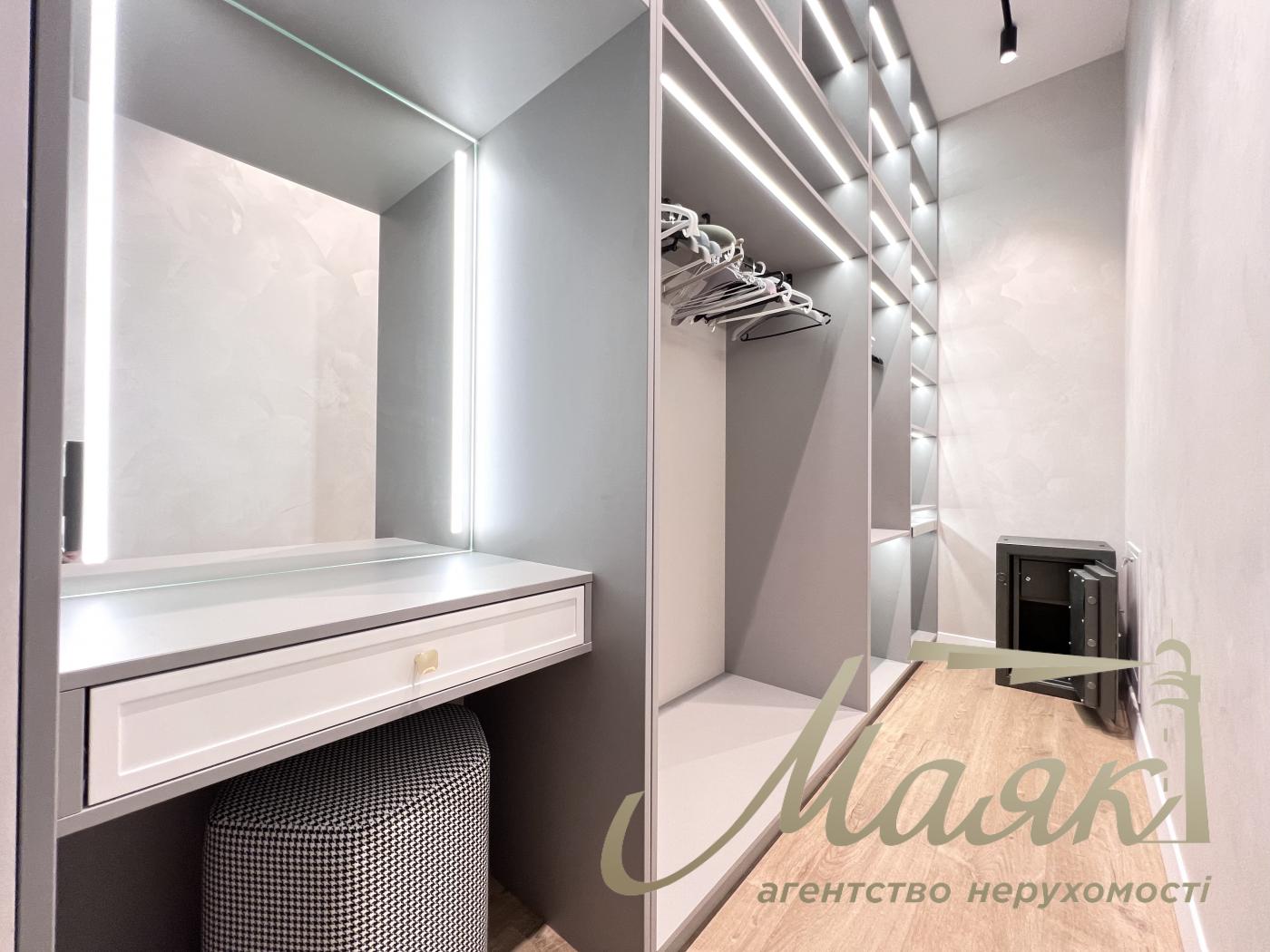 Оренда заміського будинку на Осокорках у котеджному містечку "Блакитна Лагуна"