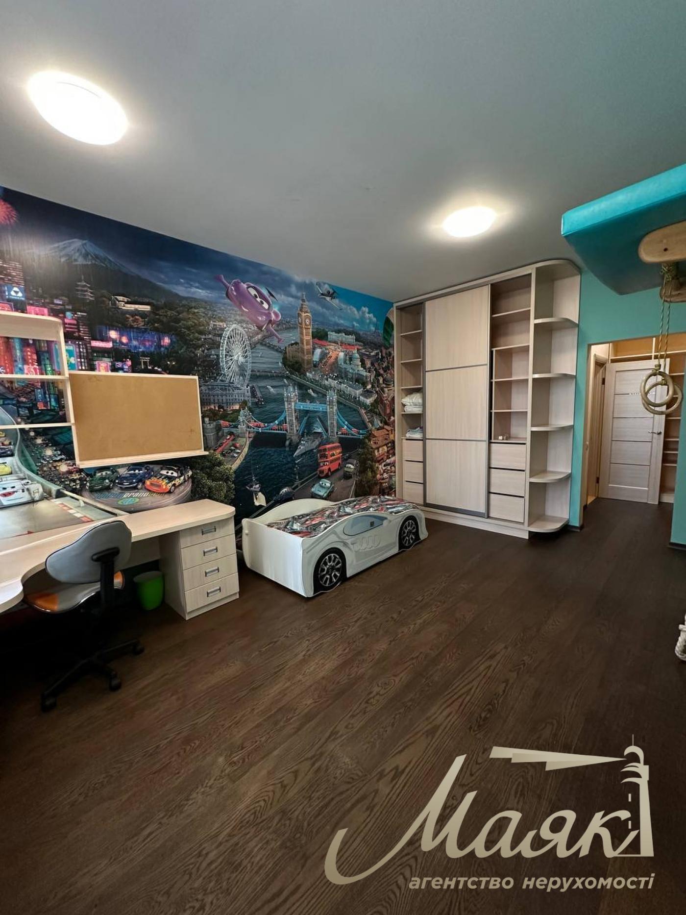 Rent a three-bedroom apartment in the Novopecherskie Lipki residential complex, Verkholyad