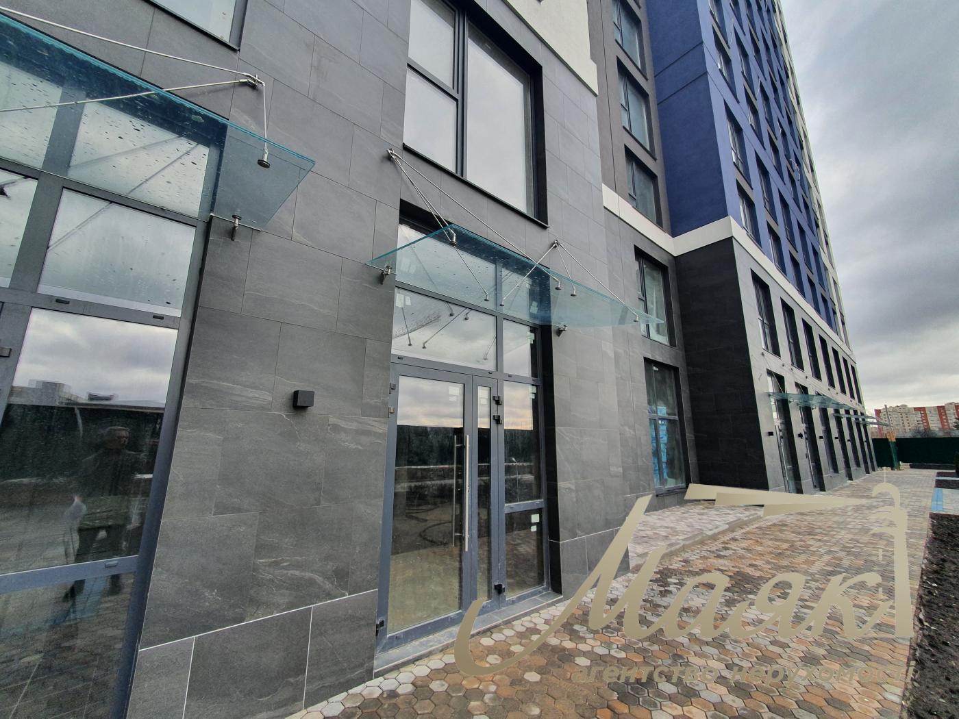 Rent a facade space of 124 sq.m. on Narodnoe Opolcheniya Street in Sky Avenue Residential Complex