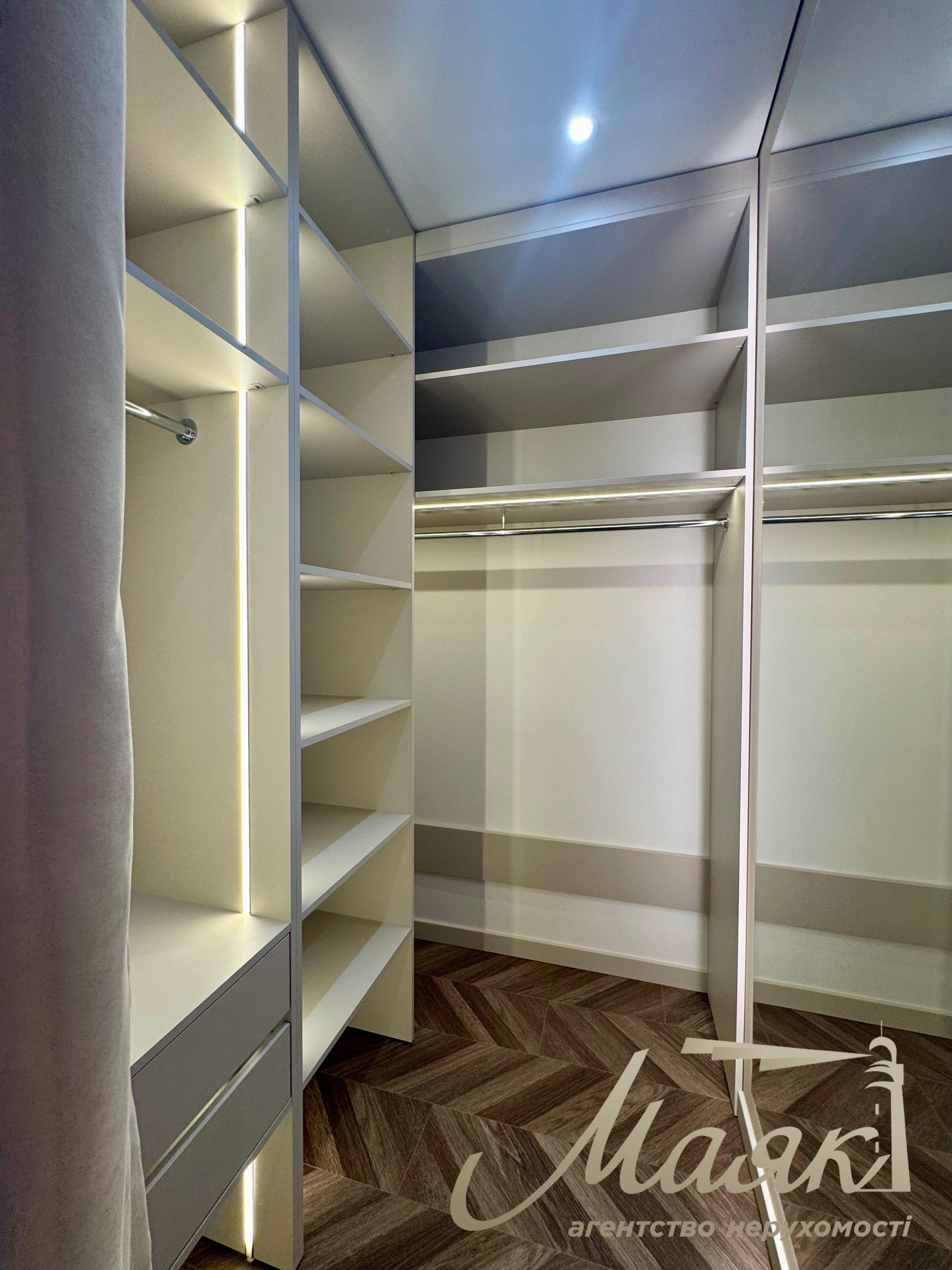 Modern 3-room apartment with designer renovations for sale in the “New England” residential complex, Holosiivskyi District