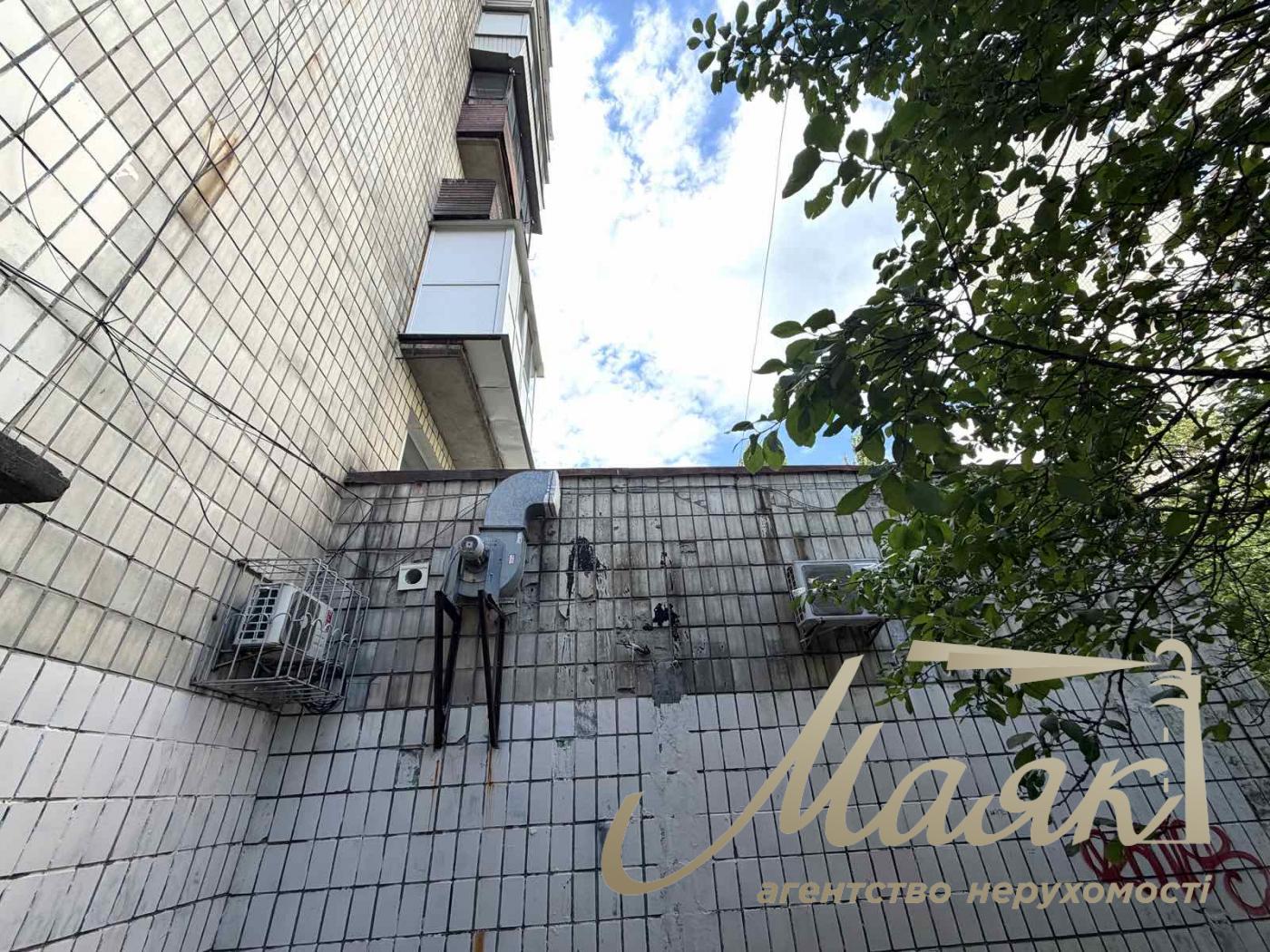 Оренда фасадного комерційного приміщення (106 м² + 70 м² цоколь), Русанівська набережна, 8