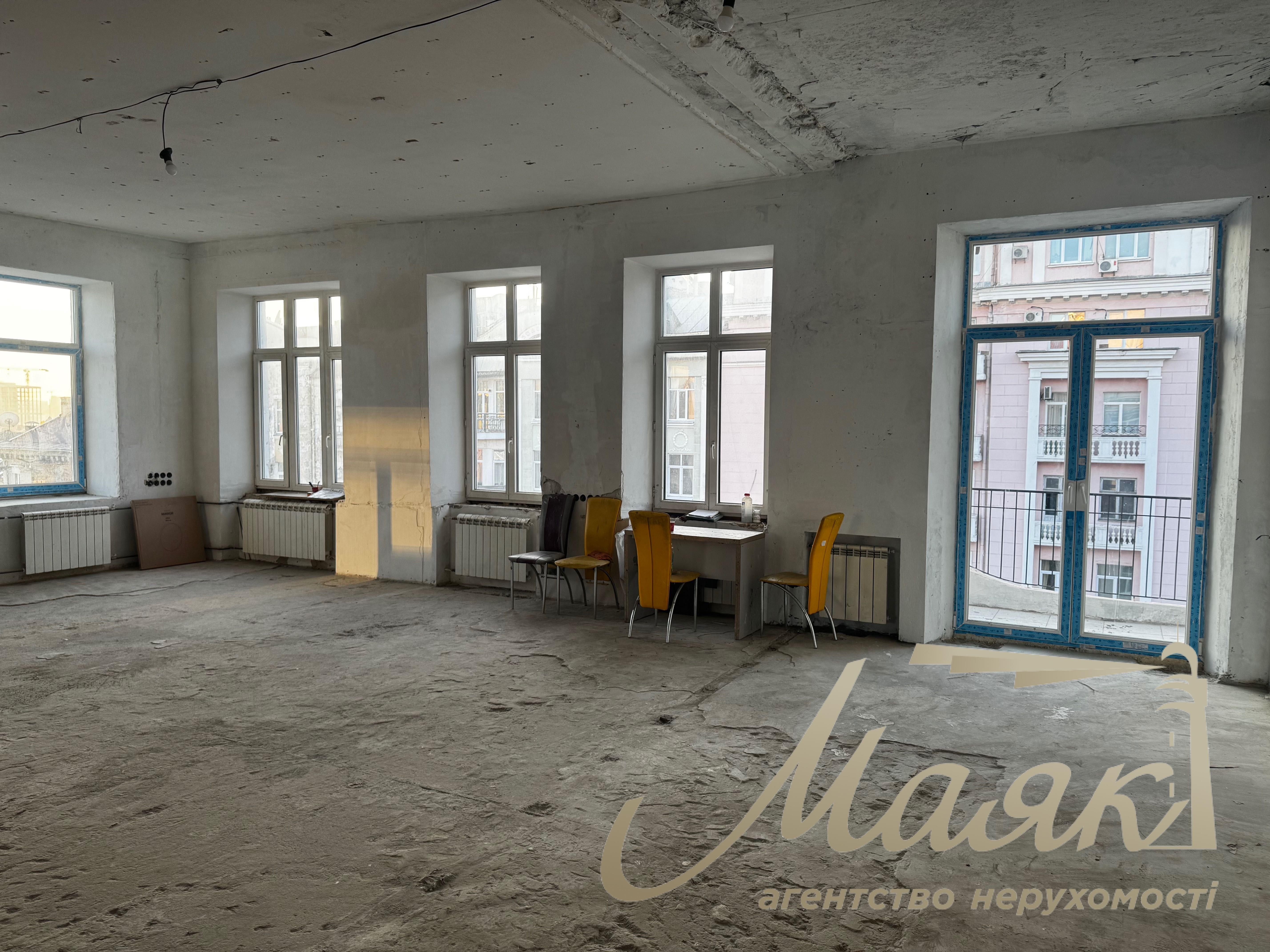 For sale 3-bedroom apartment, 137 m², Antonovicha str. 3A, the center of Kiev