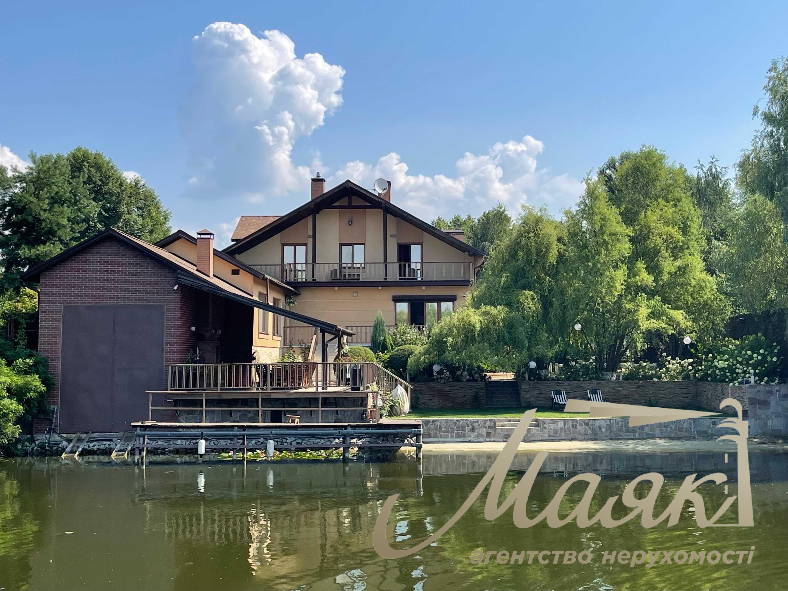 Оренда 3-поверхового котеджу (650 м²) з виходом до води, пляжем та басейном на 20 сотках