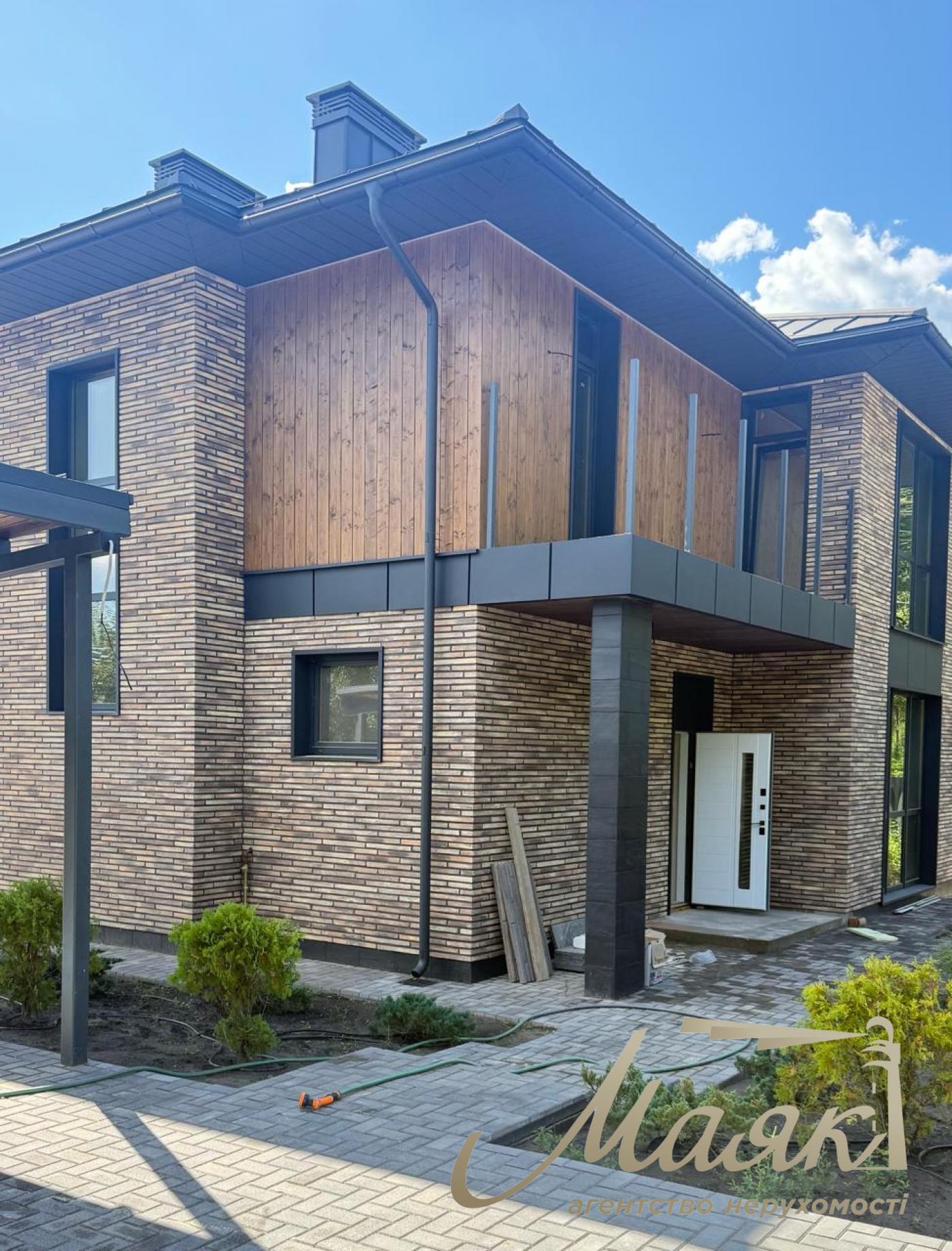 Продажа 2х-этажного дома без ремонта с подвалом 214 м² с. Рославичи, Обуховский район, Киевская область, ул. Васильковская.