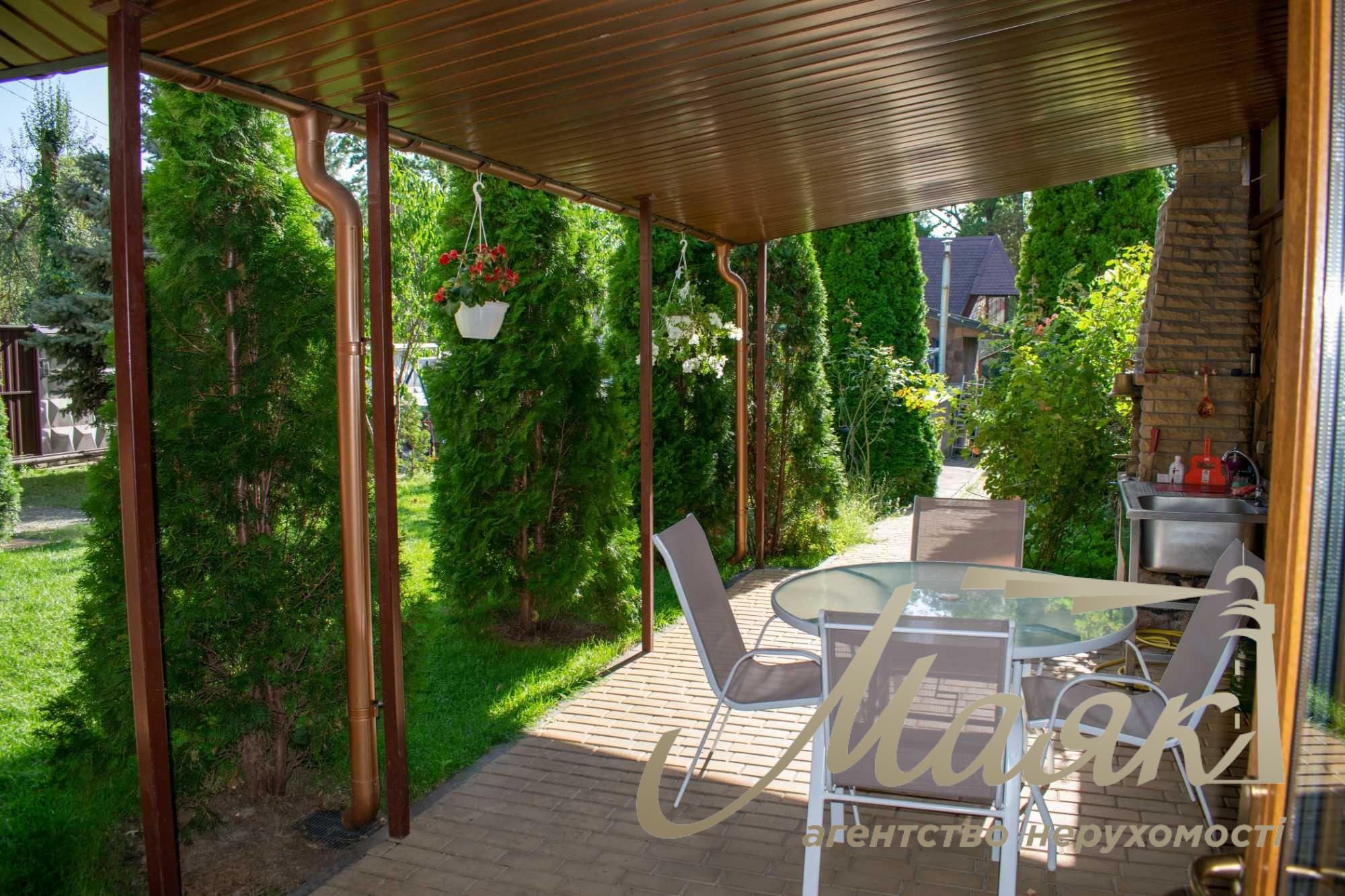 Оренда дизайнерського будинку 120 м² з доступом до бункерних апартаментів, сауною і великою терасою, Пуща-Водиця, Київ.