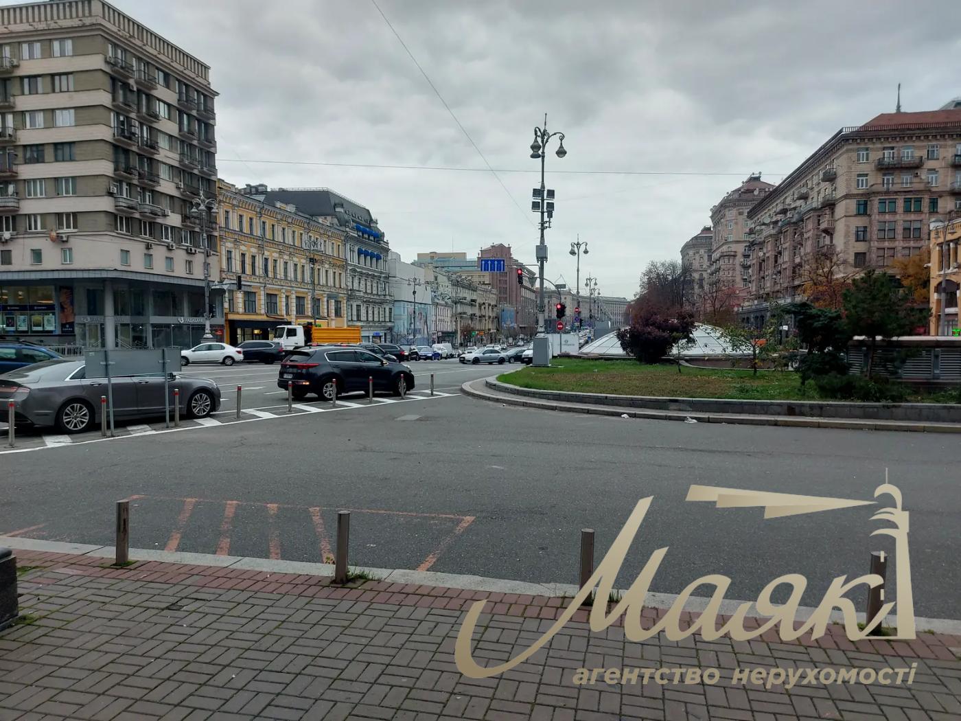 Оренда фасадного комерційного приміщення на Бессарасбкой площі, Центр.