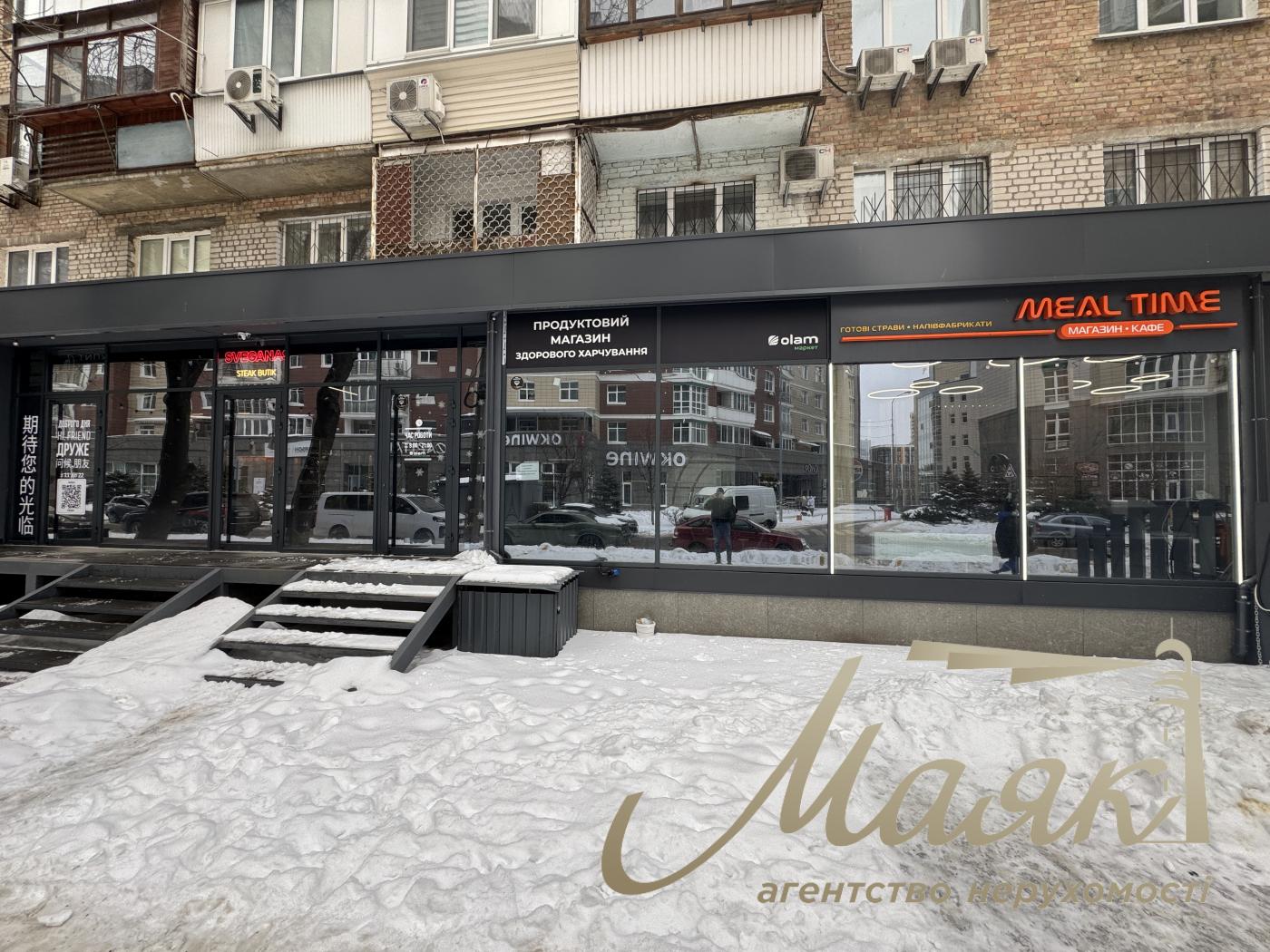 Rent a facade premises 73 m² first floor showcases high traffic