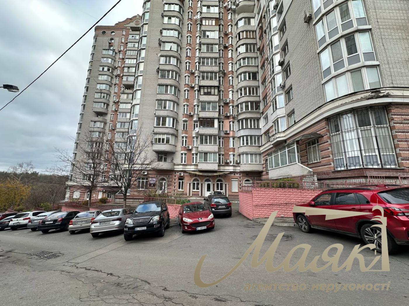 Аренда 3-х комнатной квартиры по ул.Степана Руданского 4-6,метро Сырец.