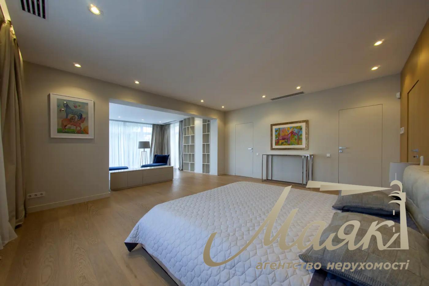 Оренда 3-поверхового будинку площею 570 м², Плюти