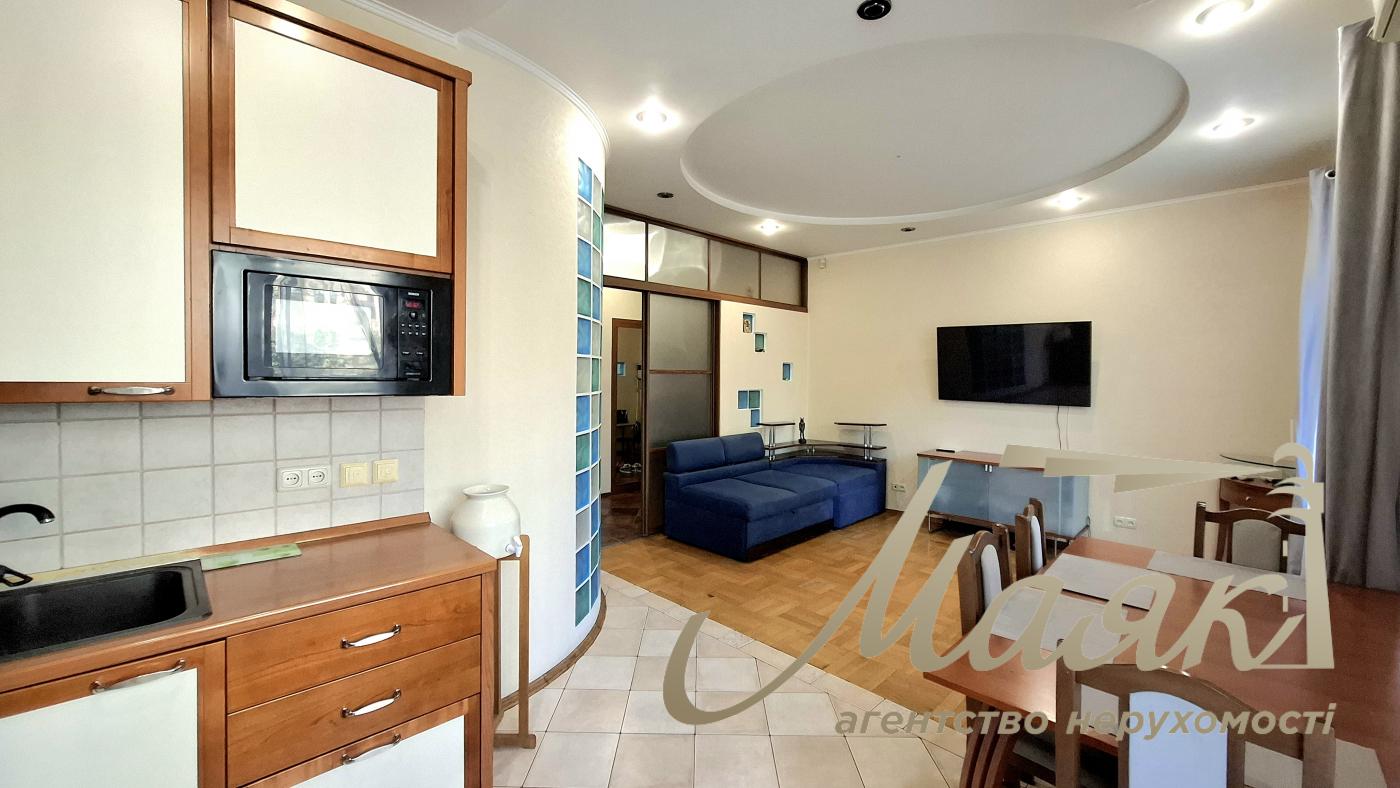 Rent a renovated 3-bedroom apartment in Kyiv, Right Bank, Solomyanskyi District, 40 Lypkivskoho St., Vokzalna Metro Station