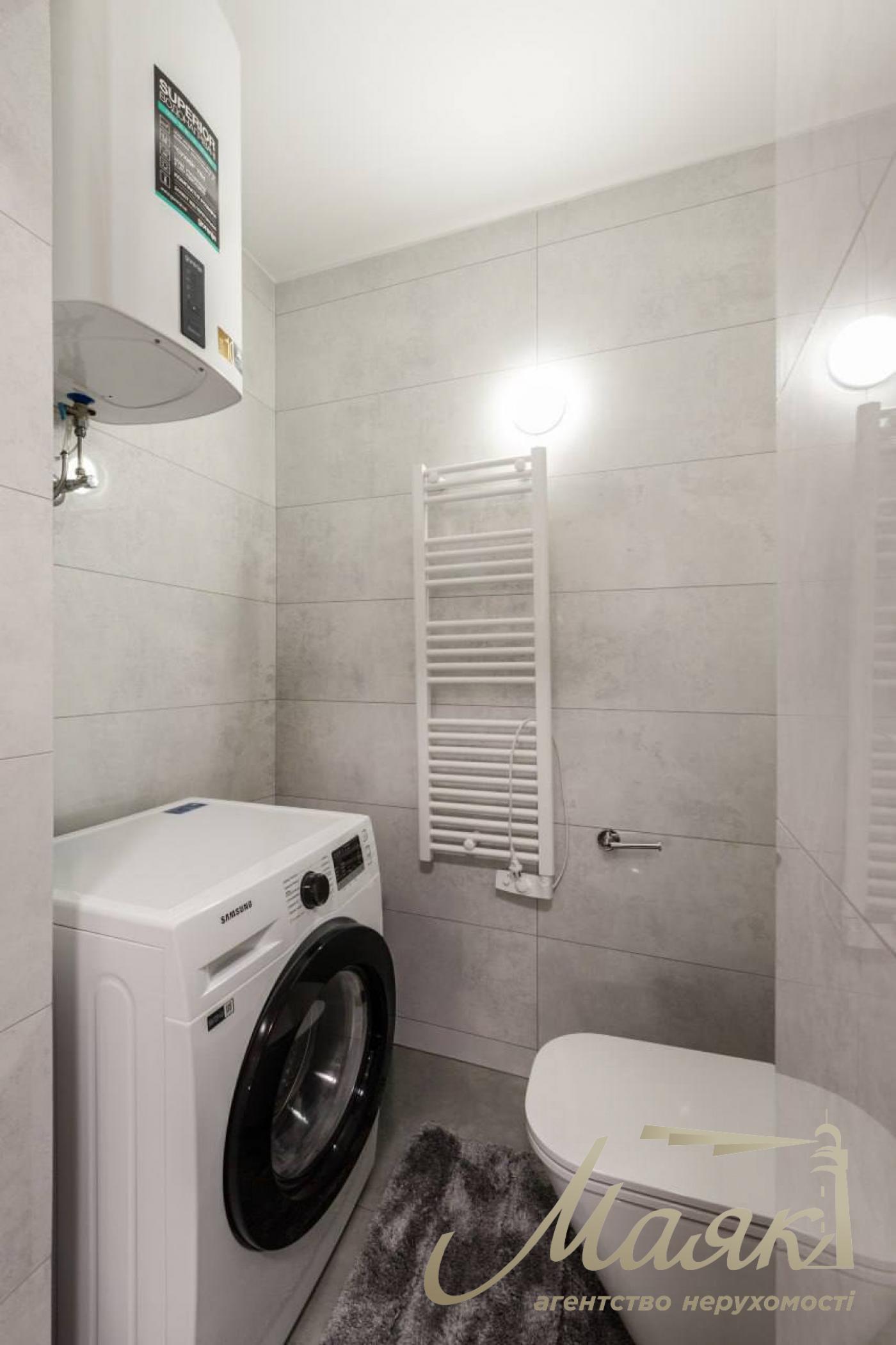 Rent a modern 60-square-meter apartment in the very heart of Kyiv, at 14 Ivana Mazepa Street, Pecherskyi District, downtown Kyiv.