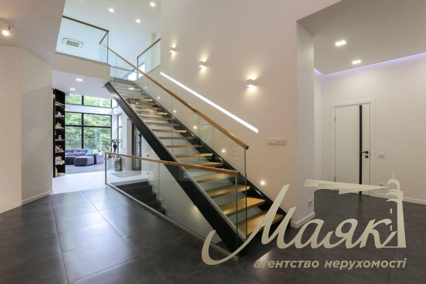 Резиденція площею 390 м² у заповідній зоні поруч з Оболонню: ліс, автономність та абсолютна приватність. Межигір’я