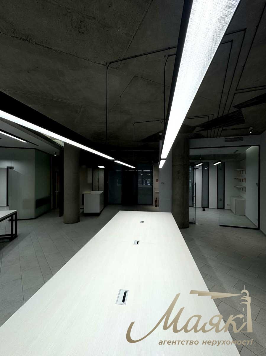 Modern office space (180 m²) for rent in the "Volna" Business Center, 36D Konovaltsa St.