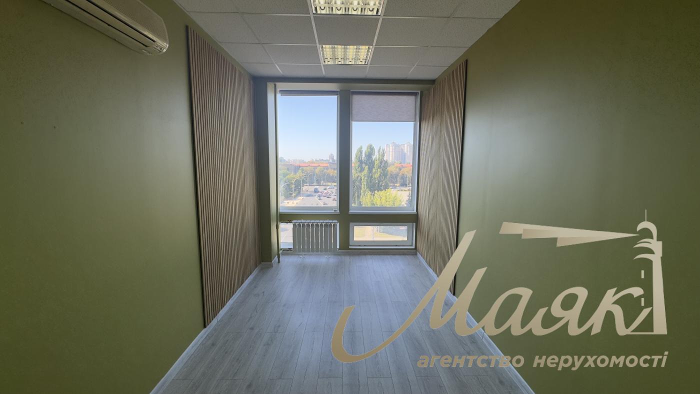 Office for rent 88 m2 on Solomenskaya square, there is a parking lot