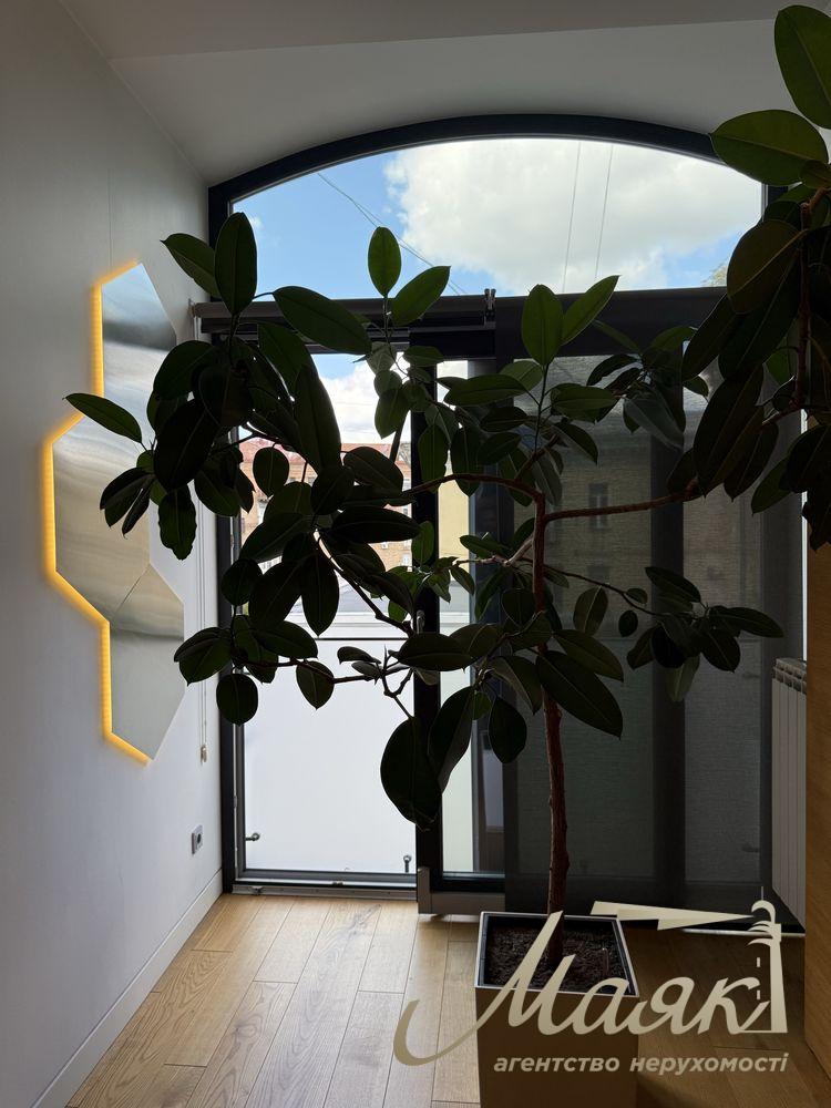 For sale premium apartment 75m2 in the very center of Kiev - Lutheranskaya Street, 7/10 (next to the Arch and Khreshchatyk).