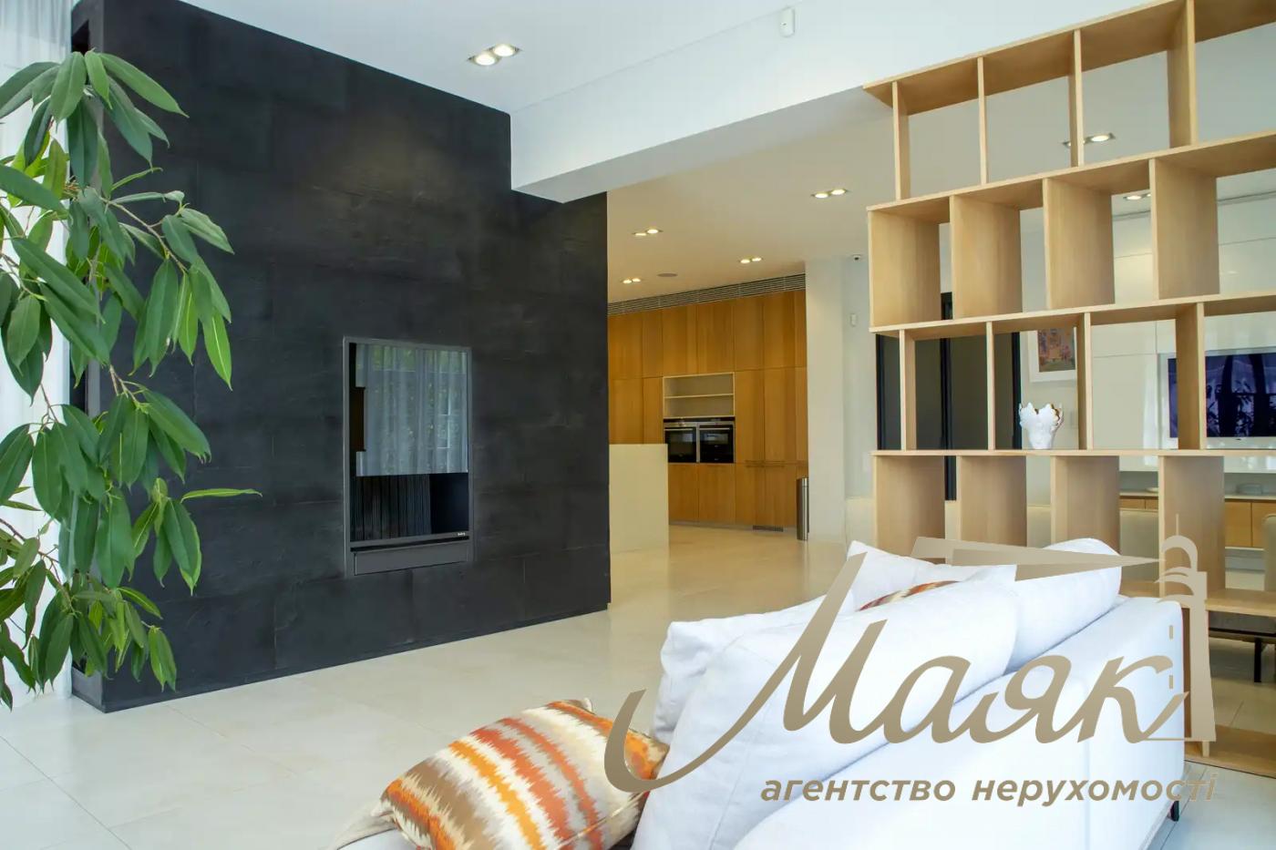 Оренда 3-поверхового будинку площею 570 м², Плюти
