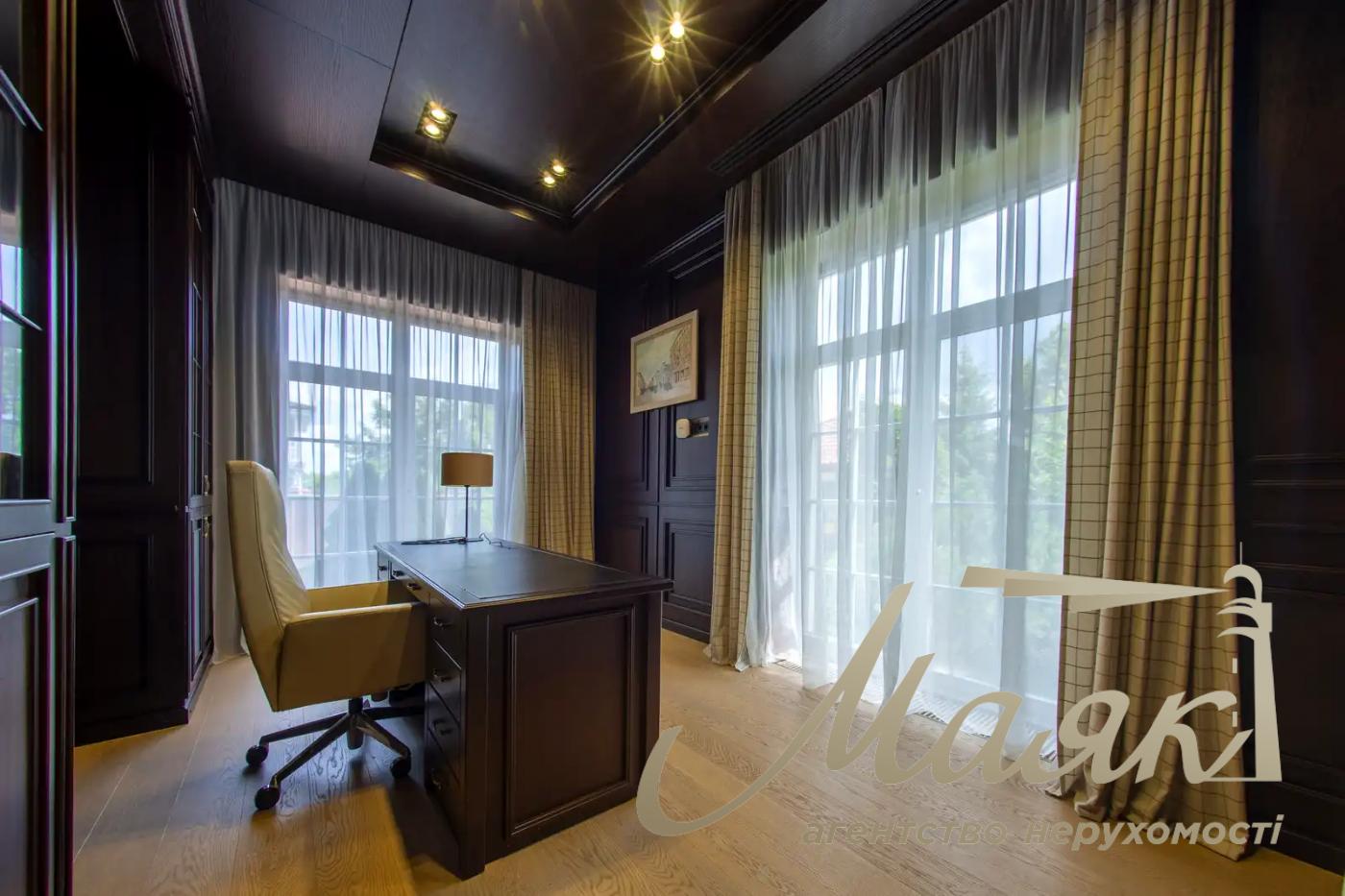 Оренда 3-поверхового будинку площею 570 м², Плюти