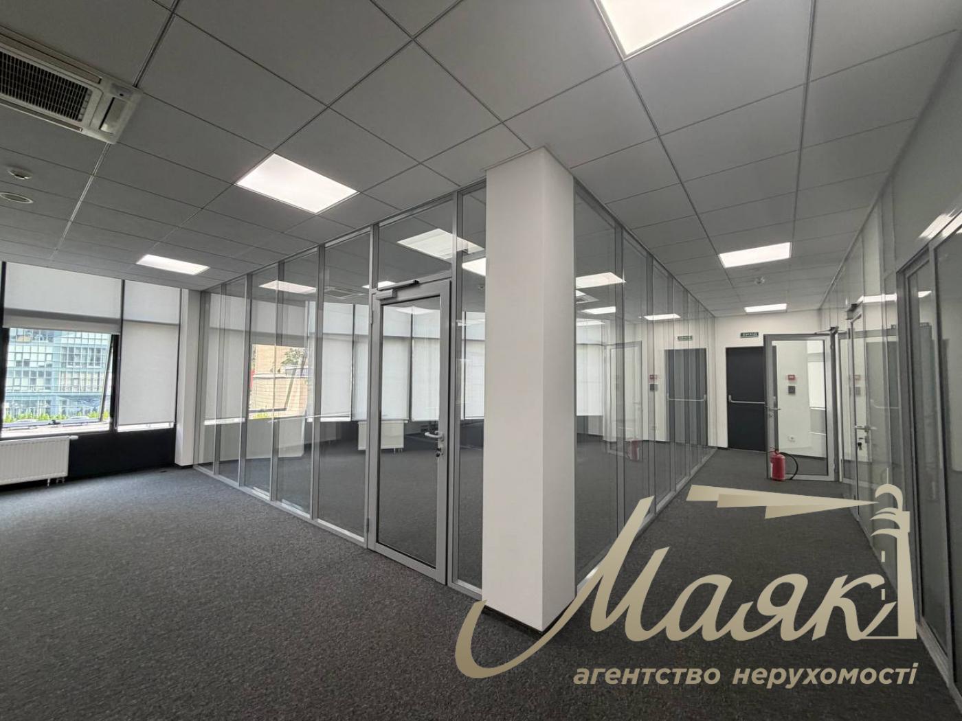 Rent a 280 m² standalone office in the business center at 44-A Boichuka Street, Pechersky District.