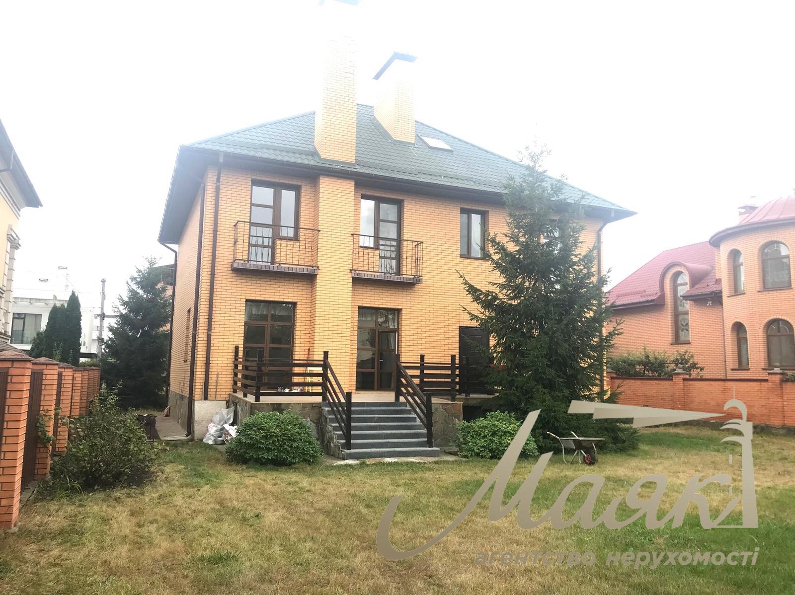 For sale luxury house on the bank of the Dnieper in the elite cooperative "Chernobylets", Obolonsky district, Kiev.