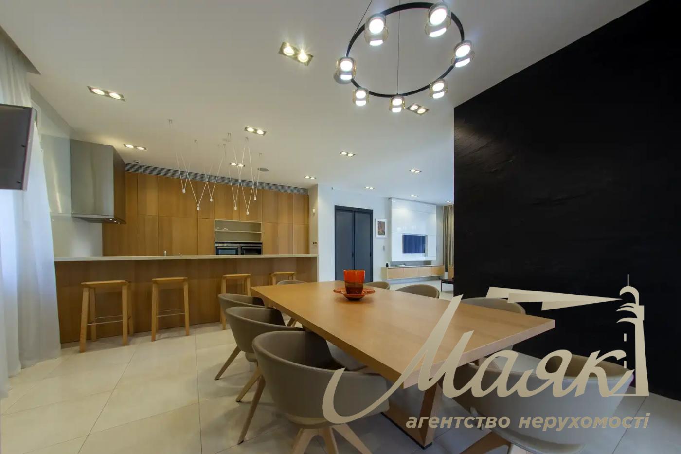Оренда 3-поверхового будинку площею 570 м², Плюти