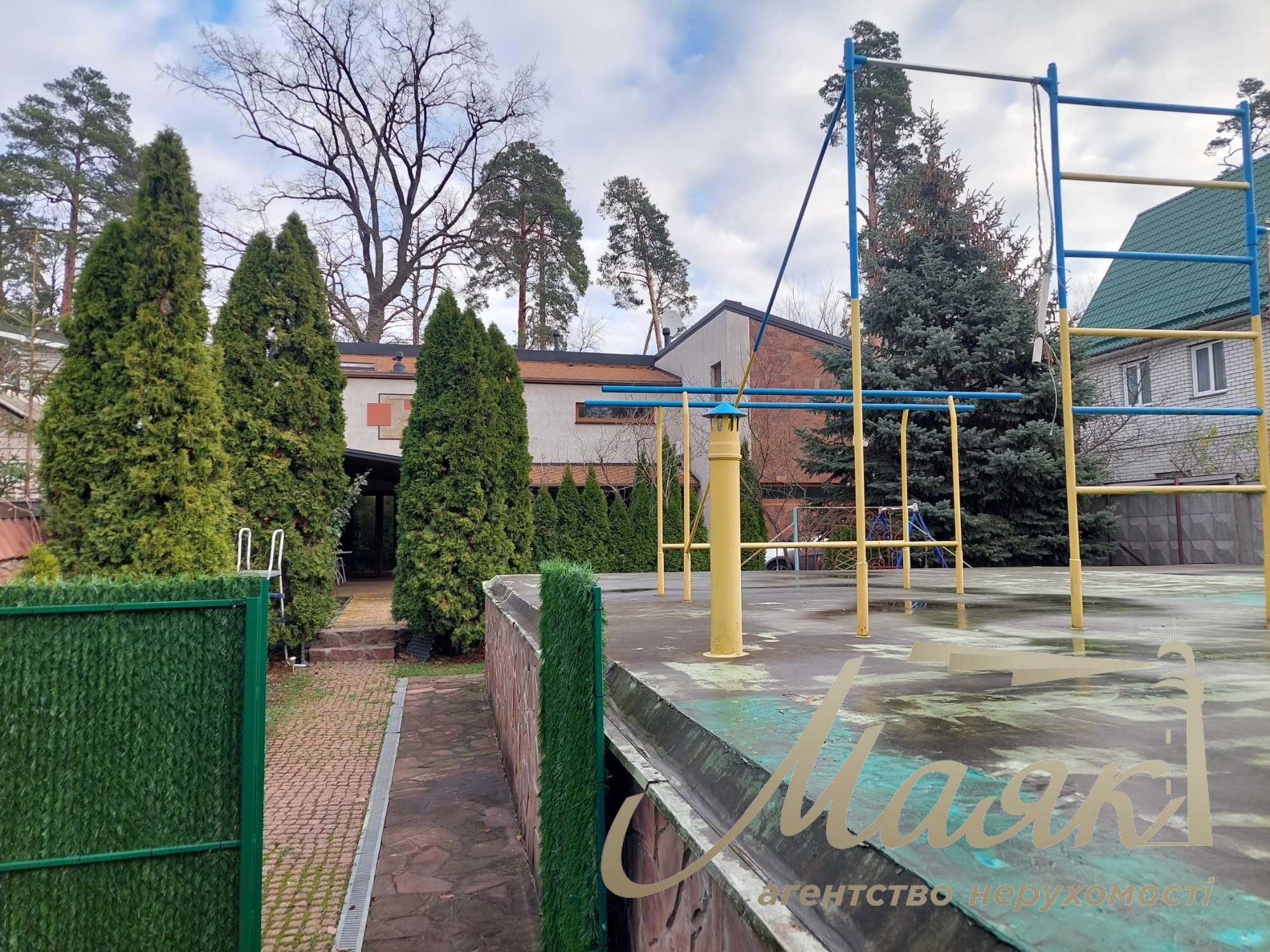 Оренда дизайнерського будинку 120 м² з доступом до бункерних апартаментів, сауною і великою терасою, Пуща-Водиця, Київ.