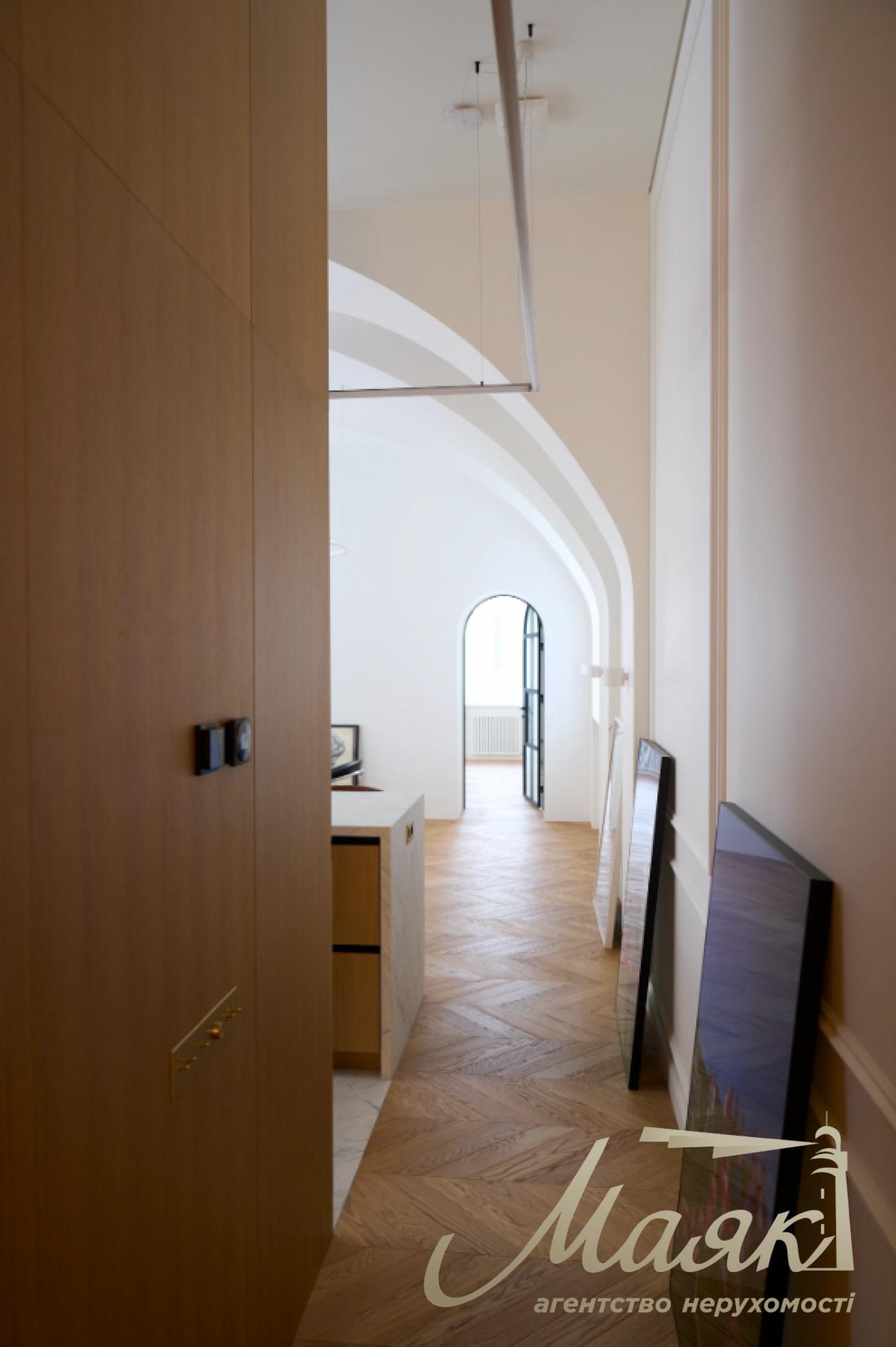 Оренда 4-кімнатної квартири, стм. Університет, вул. Івана Франка, 42, Центр, Київ