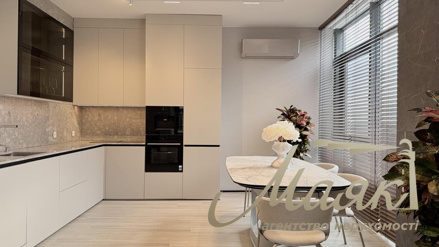 For sale 3-room apartment Residential Complex Novopecherskie Lipki, Dragomirova str.