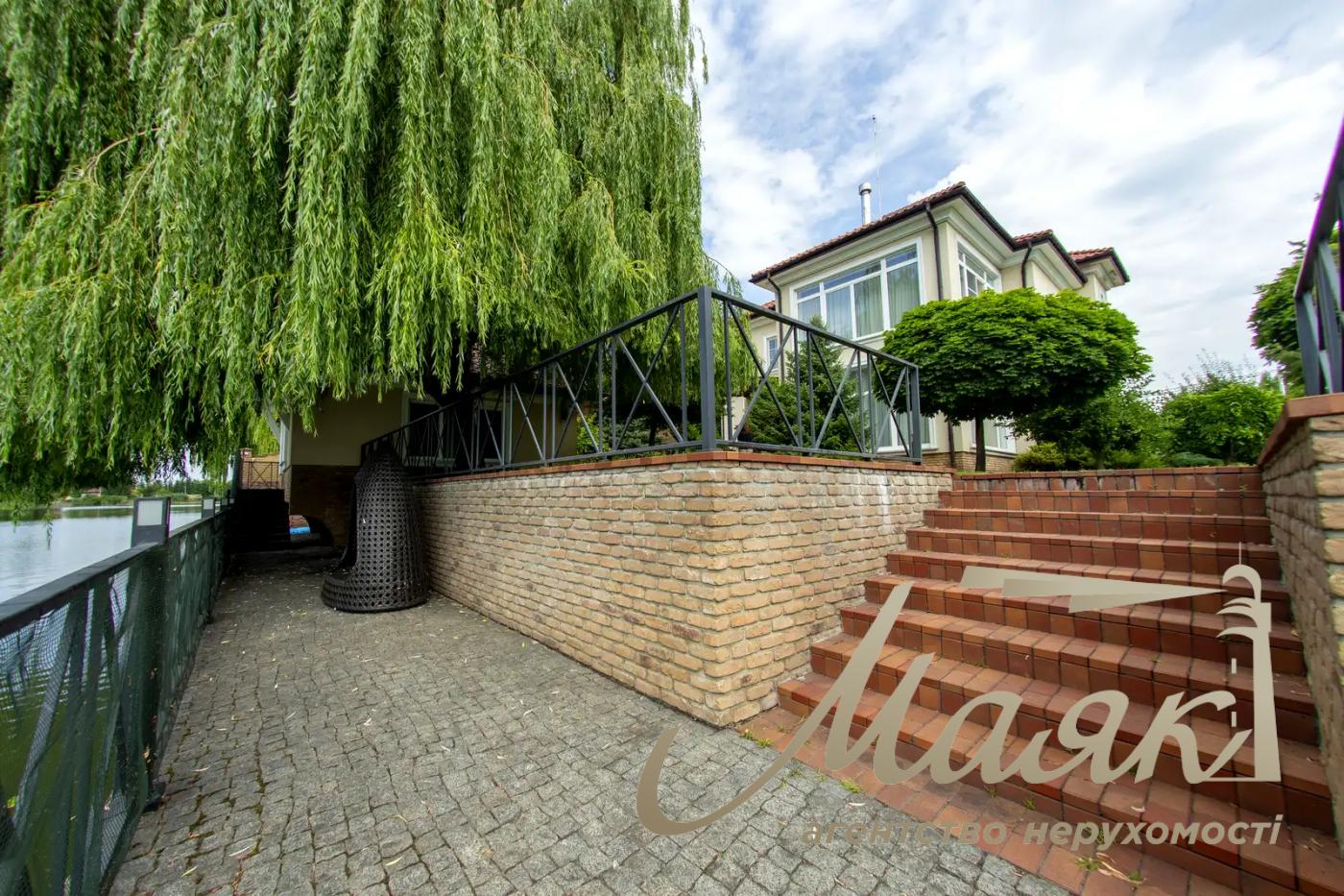 Оренда 3-поверхового будинку площею 570 м², Плюти