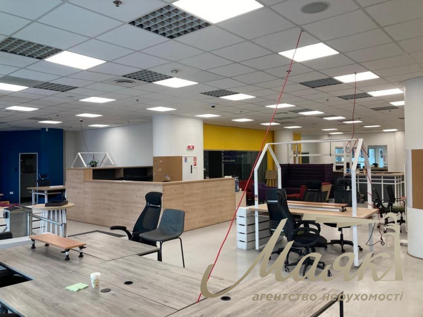Оренда офісу площею 960 м² у ТЦ «Глобус», Майдан Незалежності, 1, Центр.