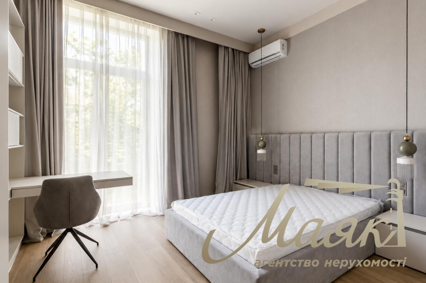 Продаж сучасного будинку площею 250 м² з авторським ремонтом | Ділянка площею 20 соток та басейн у смт Козин / Конча-Заспа, Обухівський напрямок, Київська область