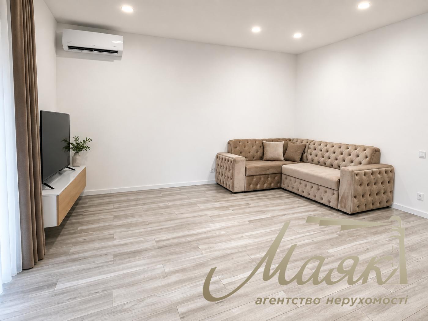 Modern 137-square-meter house for rent with a fireplace and a terrace in Kozin