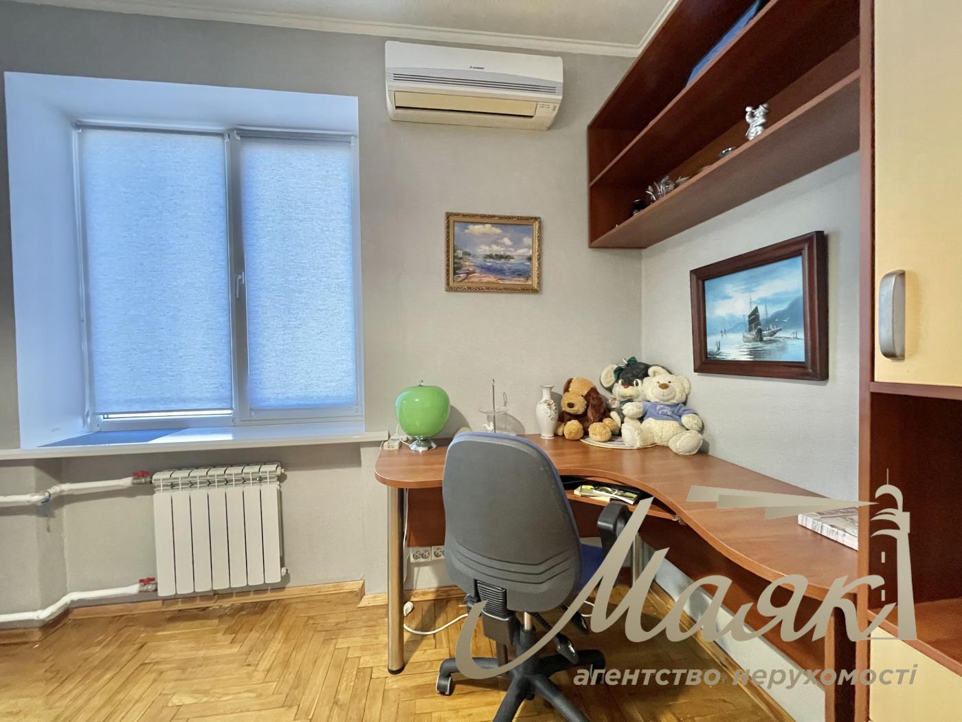 Продаж 2 кімн. квартири в «обкомівському» будинку