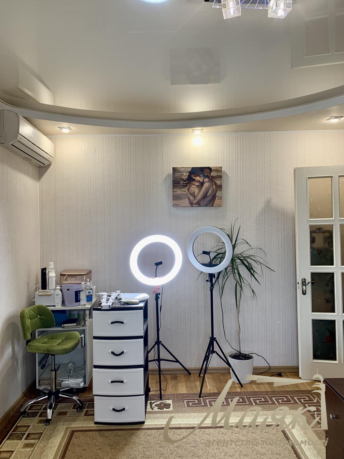 Продаж 2к кв на Бочарова з видом на парк СВІТЛО Є