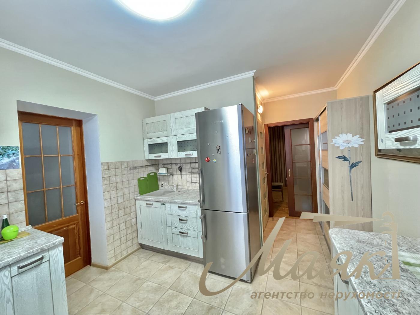 Продаж 2 кімн. квартири в «обкомівському» будинку