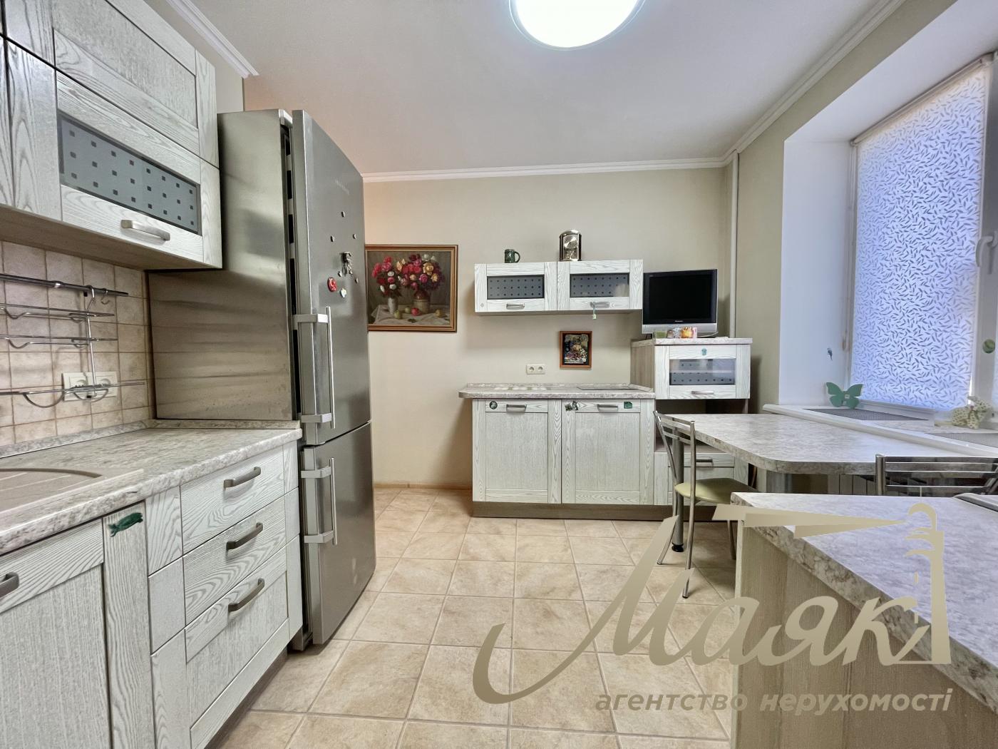 Продаж 2 кімн. квартири в «обкомівському» будинку