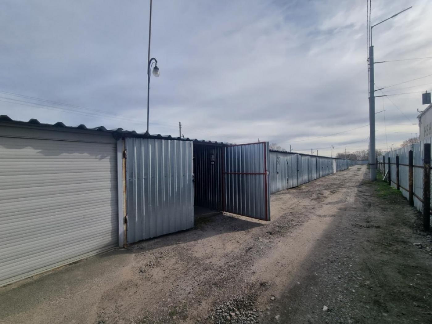 Продаж гаража, вул. Північна, 3 на 18 м², від власника